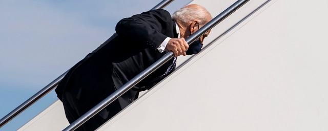 Дональд Трамп отреагировал на падение Джо Байдена на трапе самолета