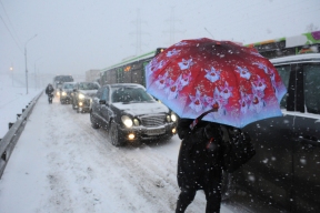 Из-за обильных снегопадов в Алма-Ате произошли дорожные пробки в десять баллов