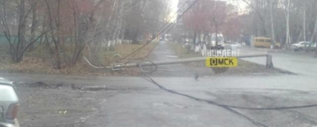 В Омске на пешеходную дорожку упал фонарный столб