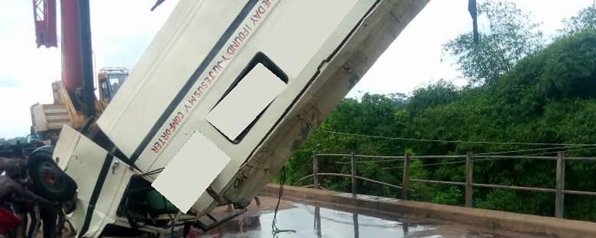 15 человек стали жертвами падения автобуса в реку в Нигерии