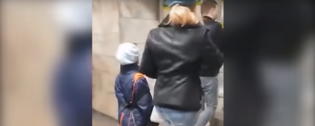 Детский омбудсмен проверит видео с новосибирской девочкой на поводке