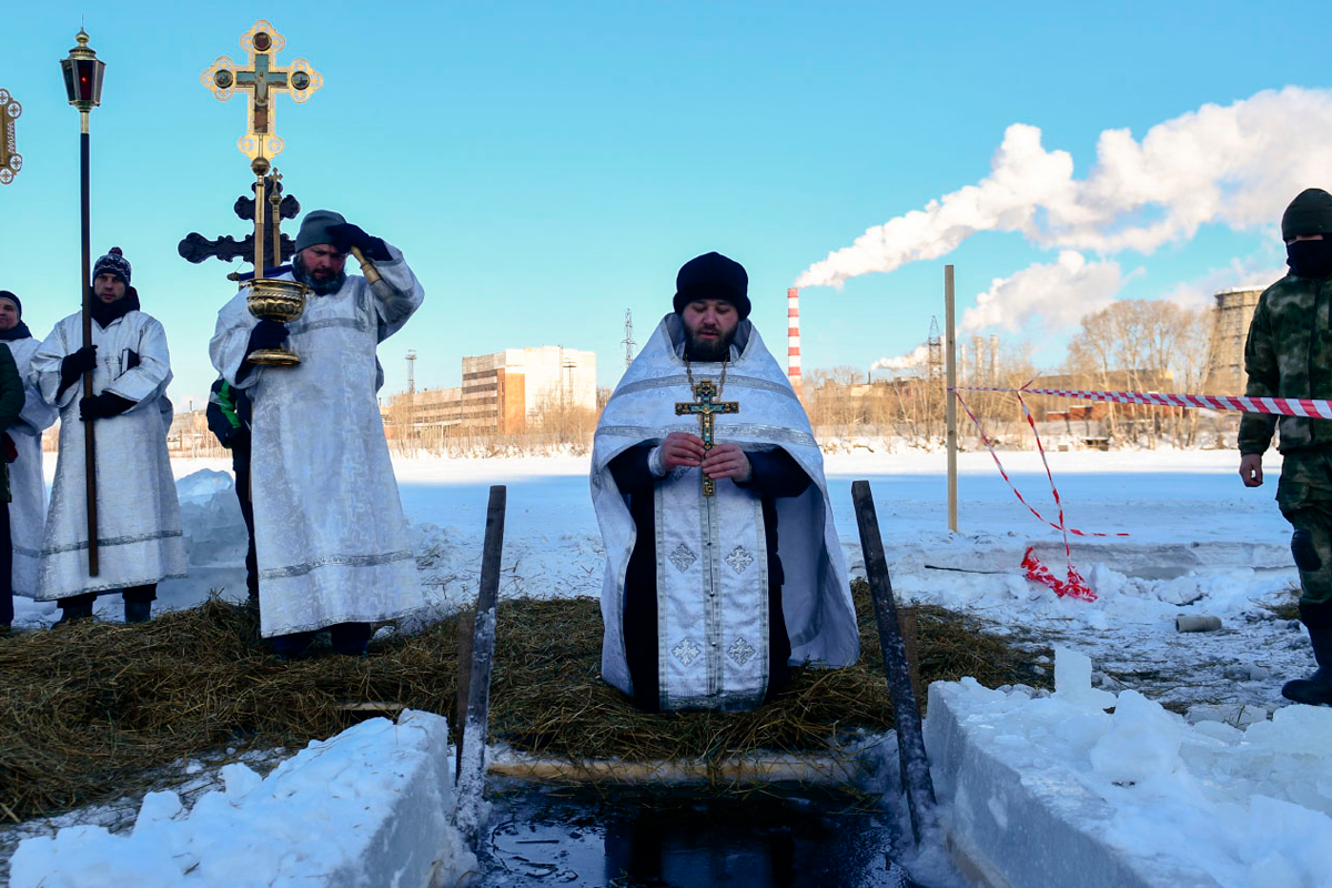 Священник объяснил процесс очищения от крещенской воды