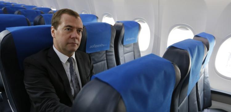 Медведев отреагировал на решение Киева по запрету авиасообщения с РФ