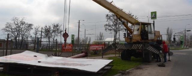 В Черкесске демонтируют незаконно установленные рекламные конструкции