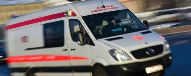 В Ростове мужчина выпал из окна на машину «Рено»