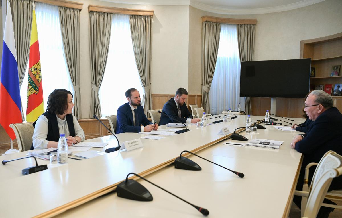 Врио губернатора Виталий Королев и Постоянный представитель Республики Саха при Президенте РФ Андрей Федотов наметили общие приоритеты Верхневолжья и Якутии