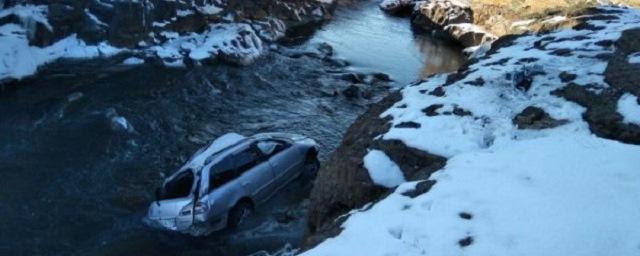 Под Норильском автомобиль сорвался с обрыва в реку из-за гололеда