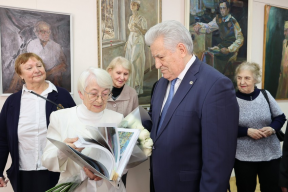 Спикер Самарской Губернской Думы Геннадий Котельников посетил открытие выставки картин «Век минувший: взгляд художника» в региональном парламенте