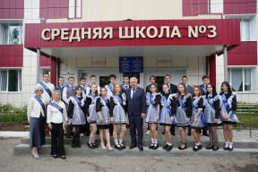 «Пусть знания, полученные в школе, станут для вас прочной опорой в жизни!»: Спикер Госсовета Чувашии Леонид Черкесов поздравил выпускников школ Шумерлинского округа с Последним звонком