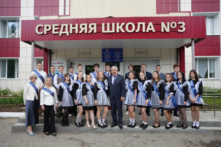 «Пусть знания, полученные в школе, станут для вас прочной опорой в жизни!»: Спикер Госсовета Чувашии Леонид Черкесов поздравил выпускников школ Шумерлинского округа с Последним звонком