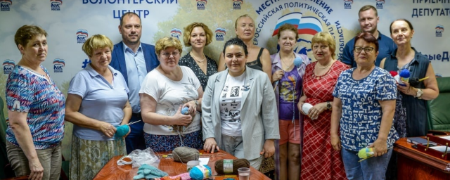 В Пушкине участницы «Активного долголетия» вяжут теплые вещи для жителей ДНР