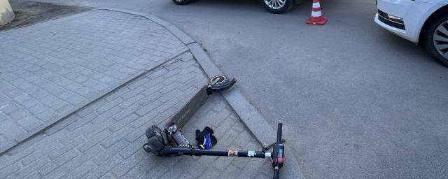 В Вологде два школьника на одном электросамокате въехали в «Шкоду»