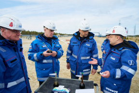 Губернатор Югры Руслан Кухарук вместе полпредом в УрФО Артемом Жогой посетил нефтяное месторождение им. Александра Жагрина с запасами около 500 млн тонн