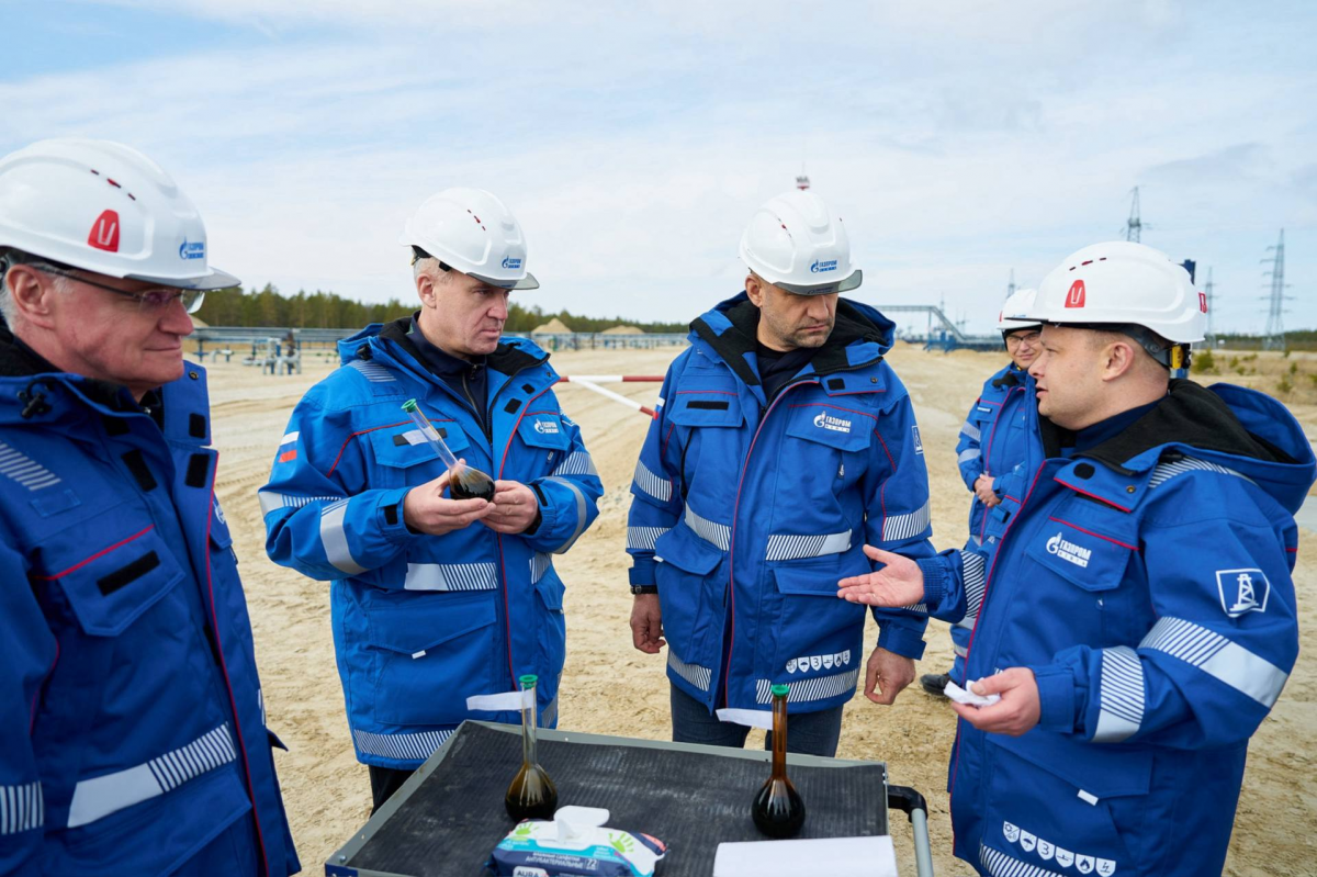 Губернатор Югры Руслан Кухарук вместе полпредом в УрФО Артемом Жогой посетил нефтяное месторождение им. Александра Жагрина с запасами около 500 млн тонн