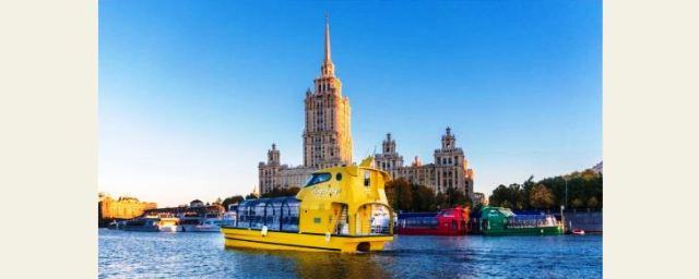 По Москве-реке начали курсировать цветные трамвайчики-кабриолеты