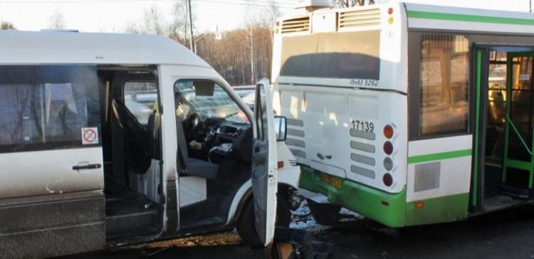 В ДТП на Варшавском шоссе пострадали 3 человека