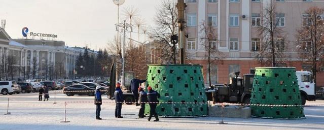 На центральной площади Кургана начали устанавливать новогоднюю ель