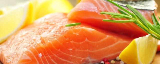 Диетологи советуют употреблять зимой жирную рыбу и квашеную капусту