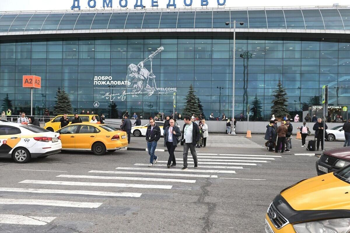 Аэропорт Домодедово временно не принимает и не отправляет авиарейсы