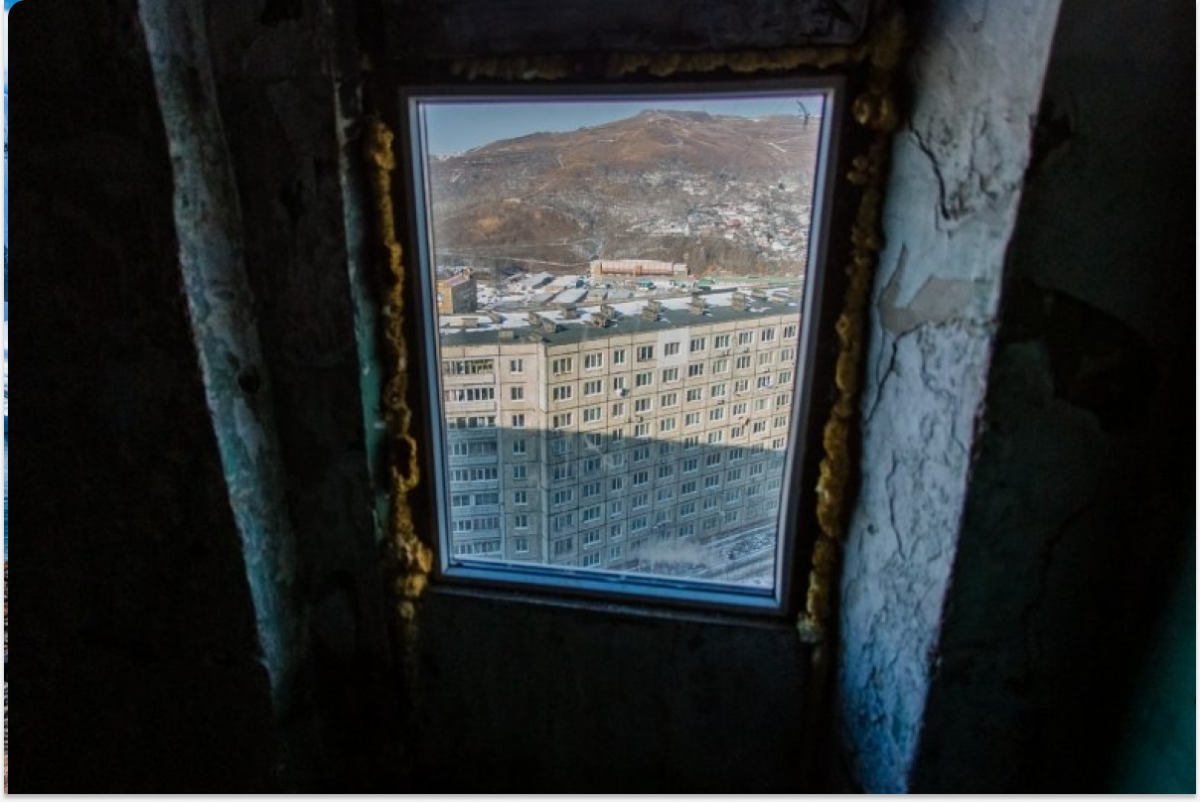 В Амурской области жене участника СВО предоставили комнату с гниющими полами