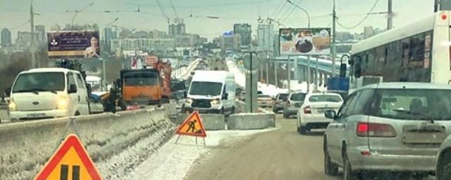 В Новосибирске затруднено движение по Коммунальном мосту