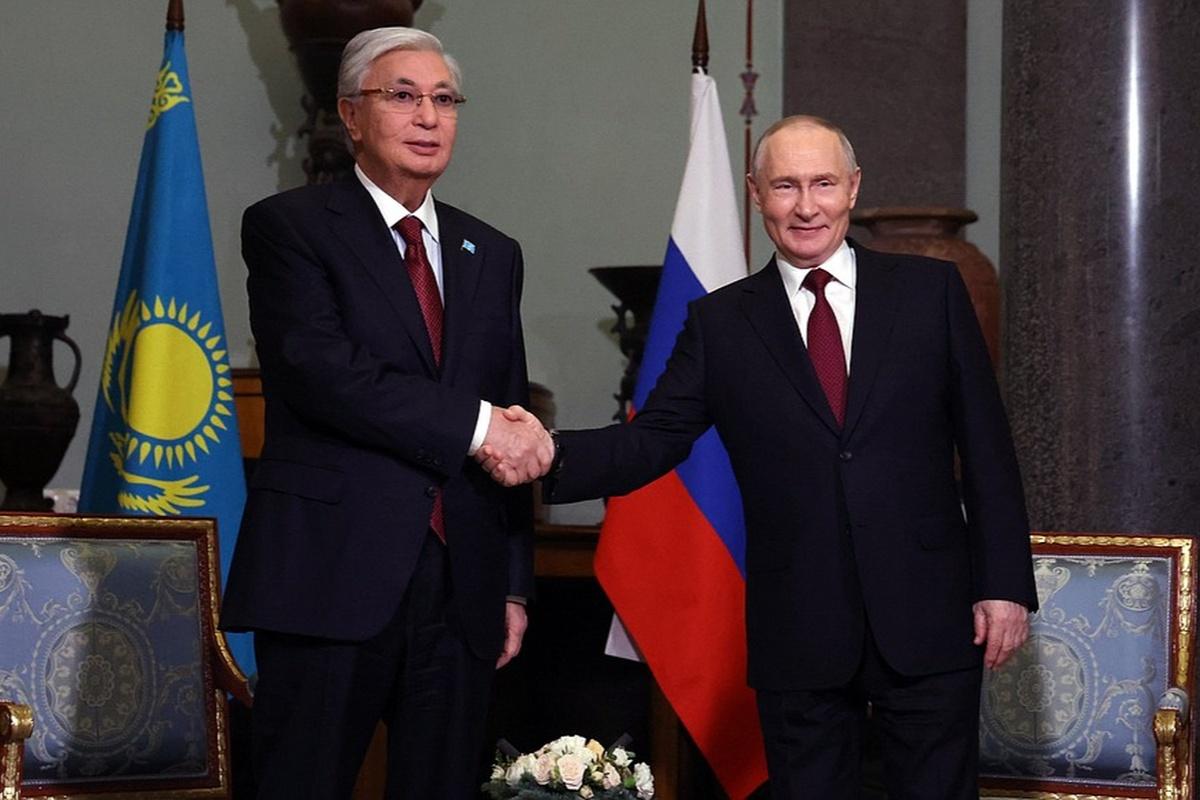 Путин поздравил Токаева с успешным плебисцитом