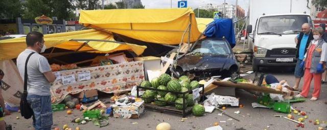 Mercedes влетел в овощные палатки в Омске, 8 человек пострадали