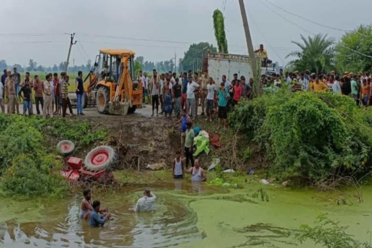В Индии 26 человек погибли при падении в пруд трактора с прицепом