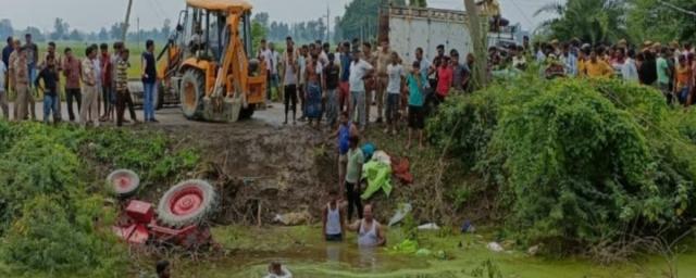 В Индии 26 человек погибли при падении в пруд трактора с прицепом
