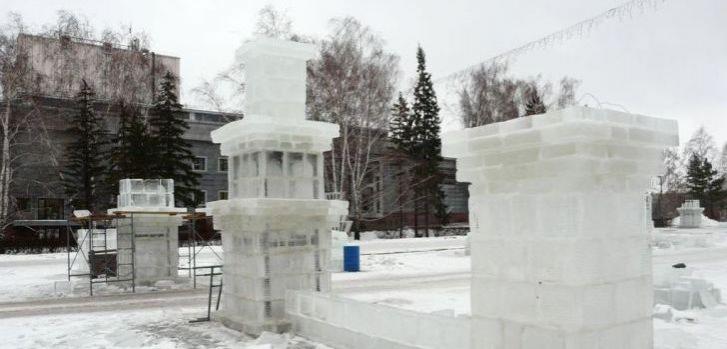 В Барнауле начали строить снежно-ледовый городок