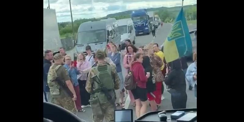 Во Львовской области пассажиры автобуса перекрыли трассу из-за попытки мобилизации водителя