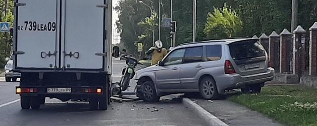 В Новосибирске сбитый светофор упал на проезжающий автомобиль