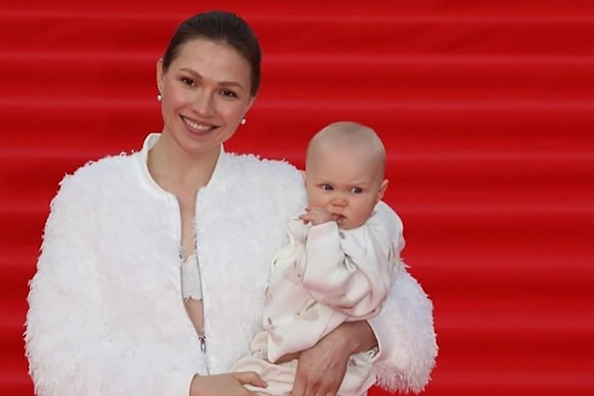 «Сиди дома и не высовывайся»: актрису Алферову затравили за дочь на красной дорожке