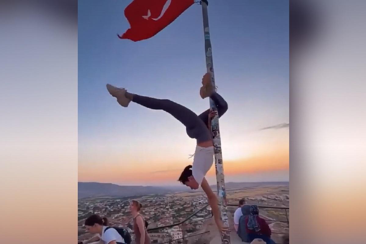 Станцевавшей в Турции на флагштоке туристке грозит тюремный срок