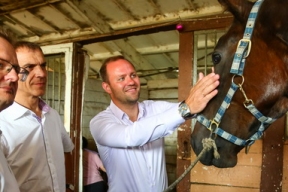 Иркутские депутаты помогли конному клубу «Бретта» приобрести лошадь