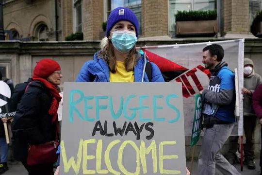 Британия ищет, куда бы ещё выслать мигрантов