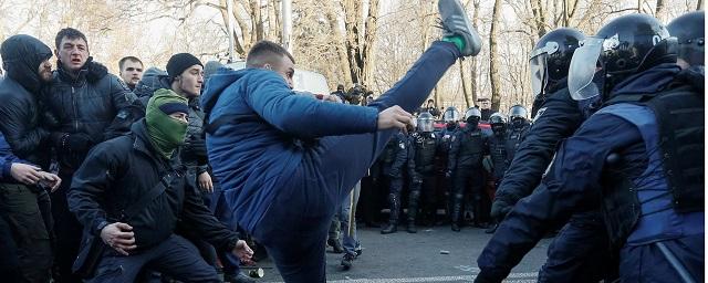 Зеленский: На митинге против закона о земле звучат политические призывы