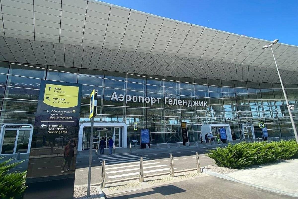 Пассажиры рейсов аэропорта Геленджика не смогли улететь из-за беспилотной опасности