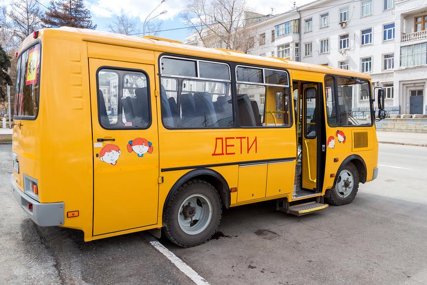 В Новгородской области‍ автобус с детьми столкнулся с «Уралом»