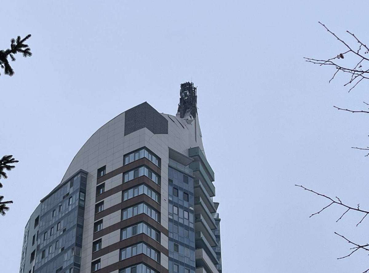 В столице Татарстана планируют реконструировать шпиль жилого комплекса «Манхэттен», который пострадал в результате атаки БПЛА