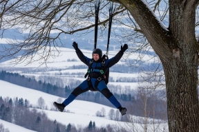 50-летний парашютист застрял на дереве в Томской области