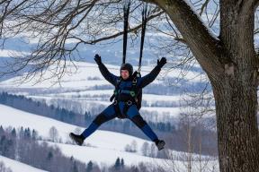 50-летний парашютист застрял на дереве в Томской области