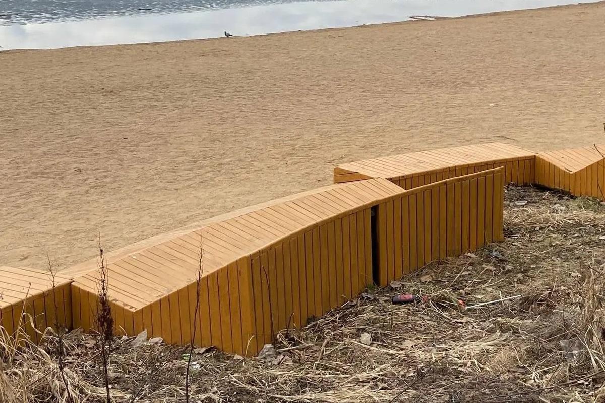 Пляж Верхний за 206 млн рублей в Петербурге после зимы выглядит печально