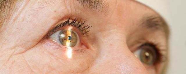 Офтальмолог Вик Шарма: Ранним признаком катаракты является ухудшение зрения ночью