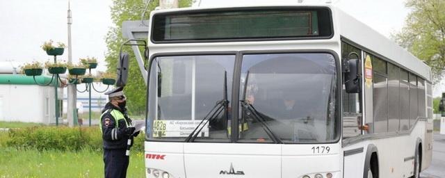 В Красноярске заблокировали в автобусе пассажира без маски