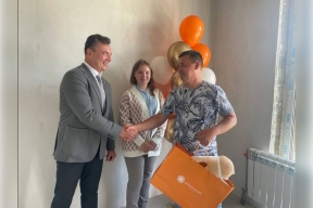 В Новосибирской области первая семья приобрела квартиру по льготной ипотеке для работников ОПК