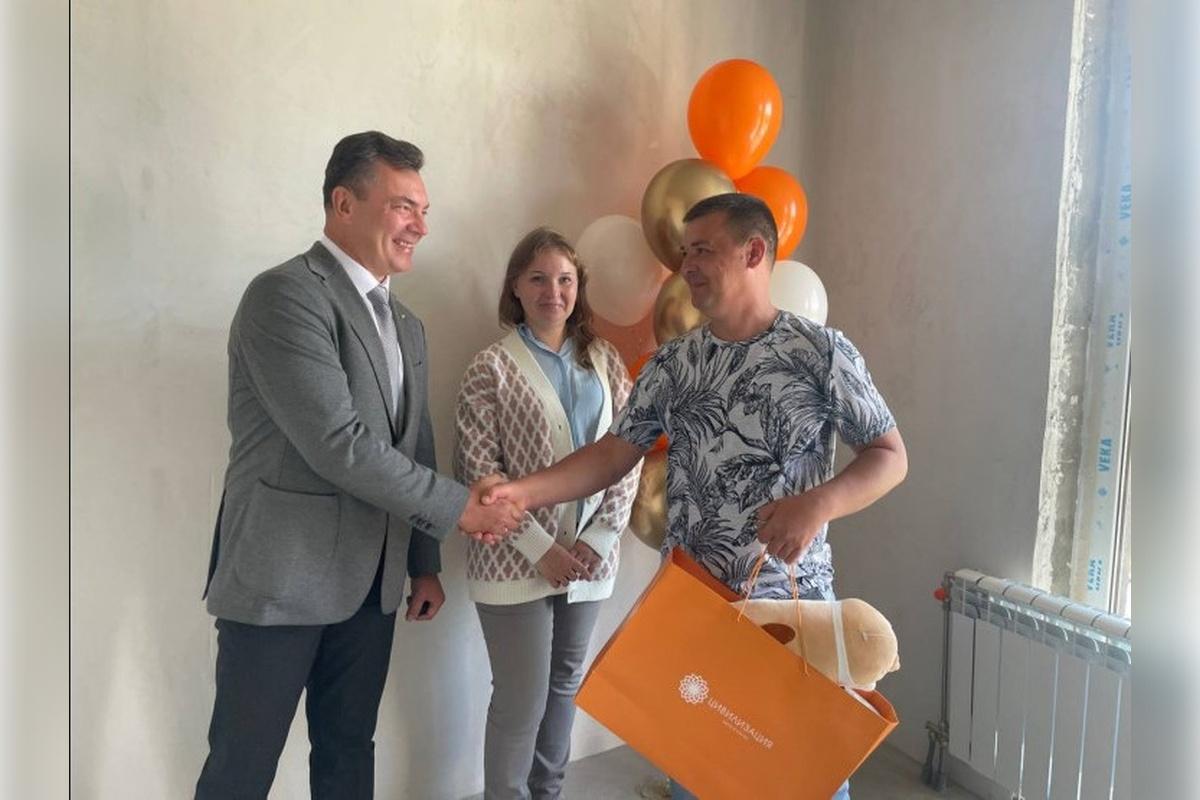 В Новосибирской области первая семья приобрела квартиру по льготной ипотеке для работников ОПК