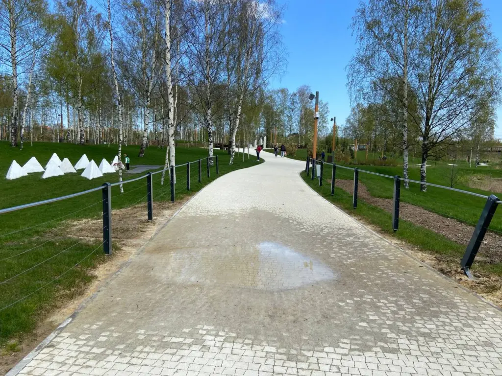 Петербуржцы обратили внимание на печальное состояние обновленного сквера