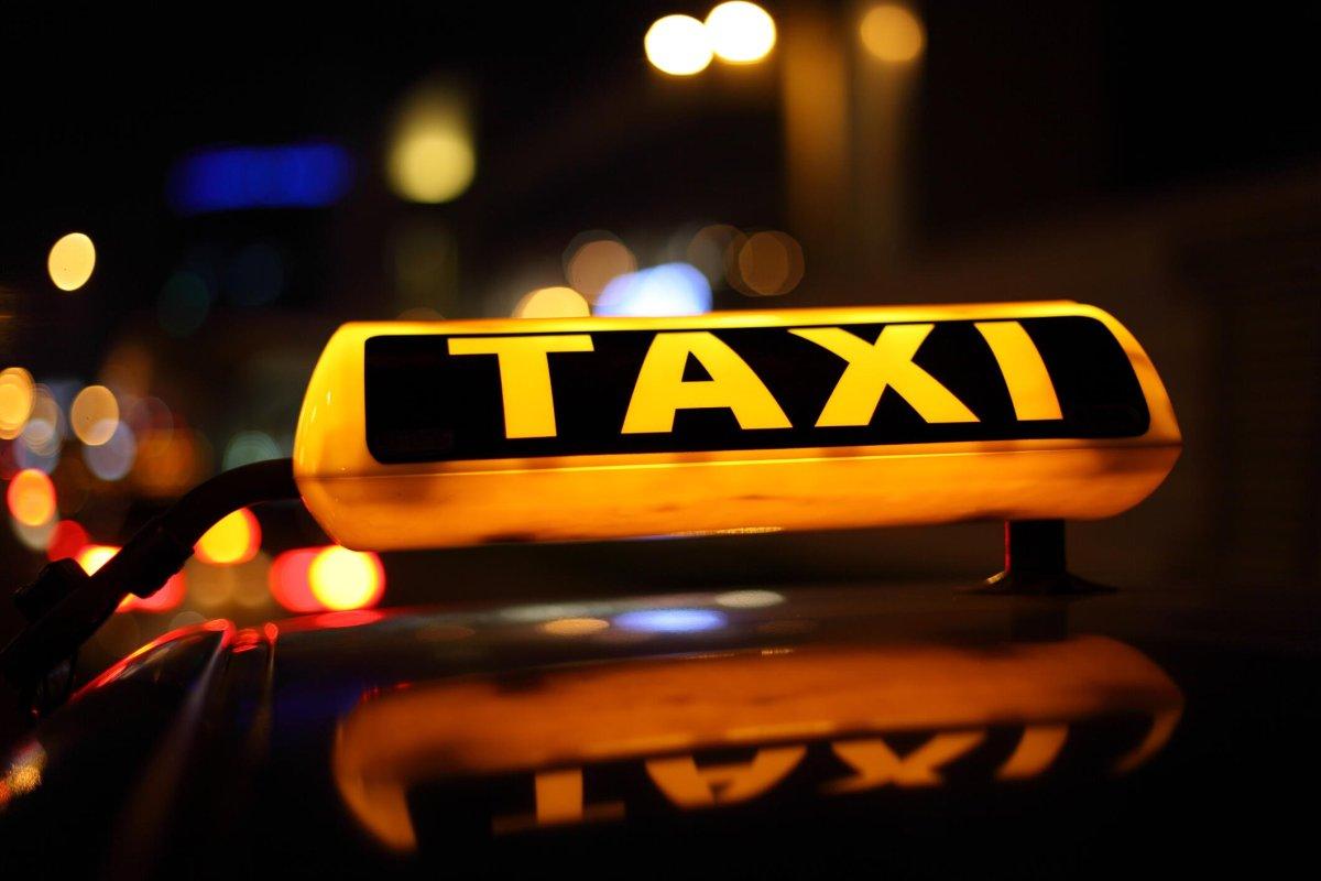 Волгоградцы жалуются на двойную стоимость поездок на такси