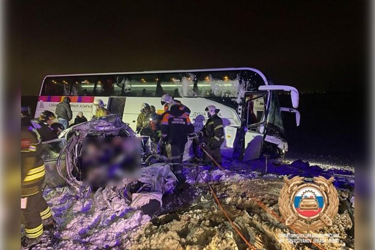 В Оренбургской области молодожены разбились насмерть по дороге в аэропорт